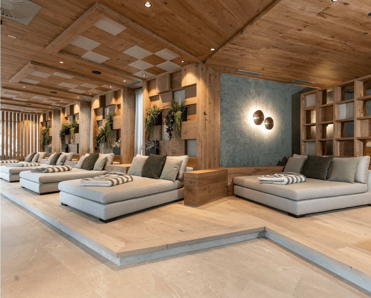 Wellnessbereich Hotel mit großen, gemütlichen Liegeflächen und begrünten Wänden.